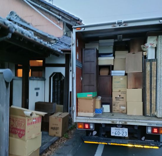トラックいっぱいの大量の骨董品・茶道具など買取します