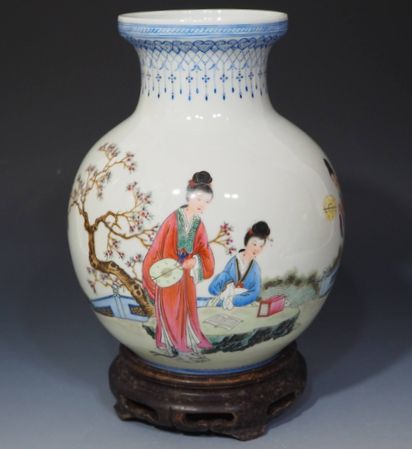骨董品（中国古美術品の粉彩磁器の花瓶）