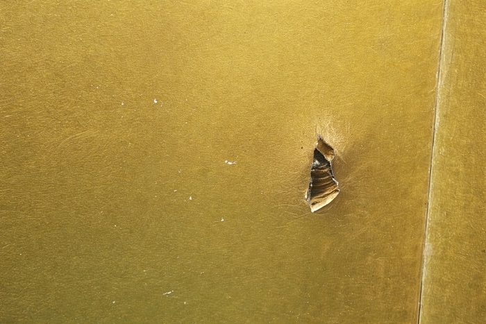 金屏風のキズ(穴あき)